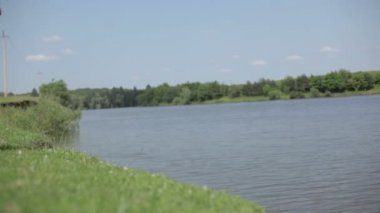 Gölün yanında genç bir kadın