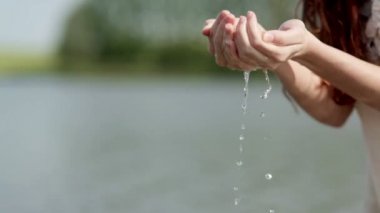 Gölün yanında genç bir kadın