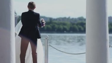 Gelin ve damat birlikte dans