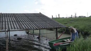 tekne içinde genç kadın
