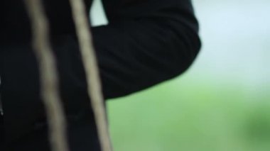 Gelin ve damat el ele tutuşuyorlar.