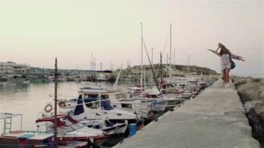 İskele üzerinde kaçan Çift