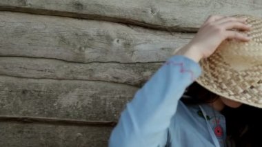 genç kadının yanına ahşap ev