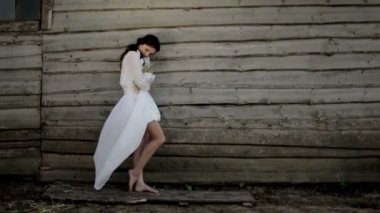 genç kadının yanına ahşap ev