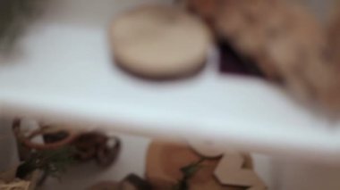 Yeni yıl süslemeleri ile raf