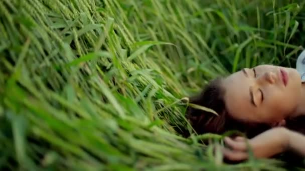 Jeune femme couché dans la prairie — Video