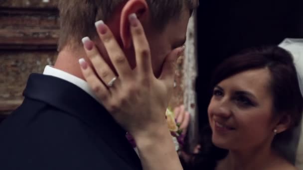 Menyasszony és vőlegény az esküvő napján — Stock videók