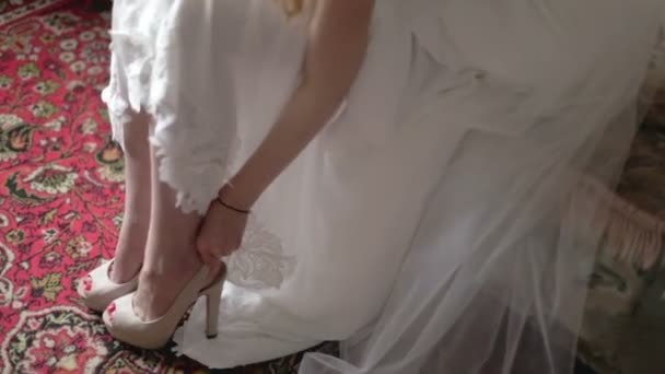 Braut zieht Hochzeitsschuhe an — Stockvideo