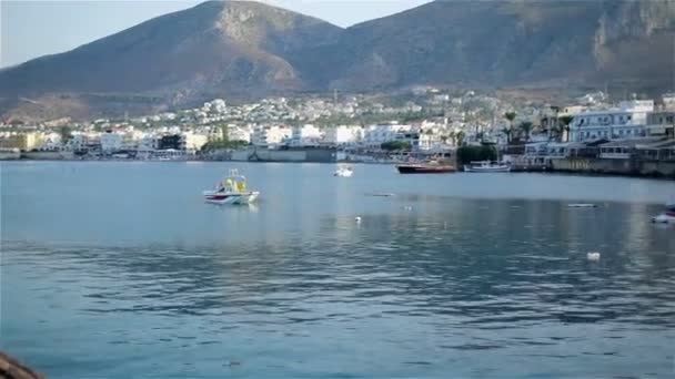 Лодки и здания на морском побережье — стоковое видео