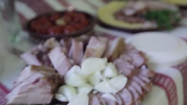 Блюда с закусками на столе — стоковое видео