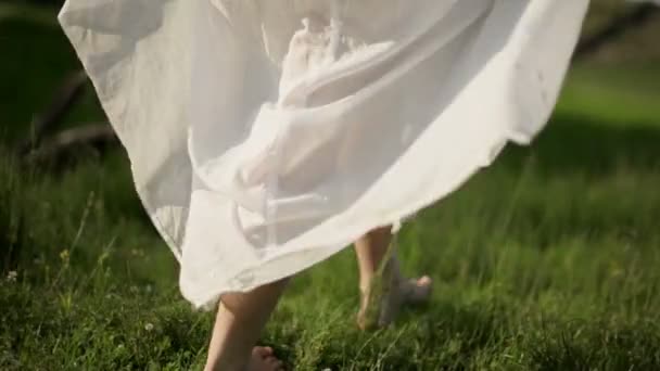 jeune femme marchant sur l'herbe 