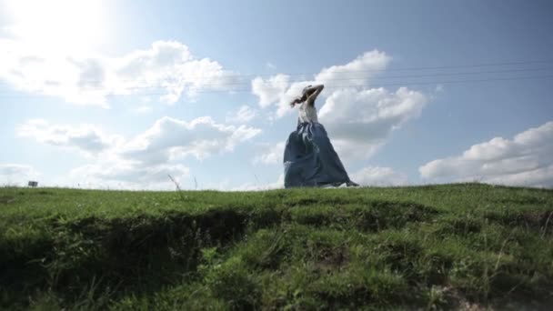 Jonge vrouw springen in veld — Stockvideo