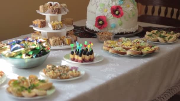 Wedding dishes and cake — Stock Video