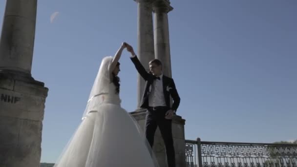 Bruid en bruidegom dansen samen — Stockvideo