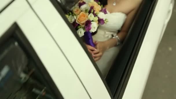 Noiva no carro no dia do casamento — Vídeo de Stock