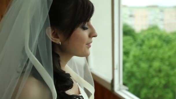 Невеста в ожидании жениха — стоковое видео