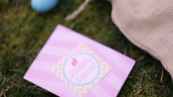 oeufs de Pâques sur l'herbe