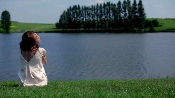 湖の近くの若い女性 — ストック動画