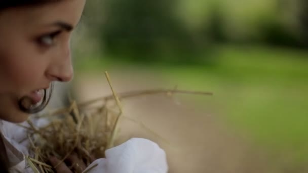 jeune femme près de maison en bois 