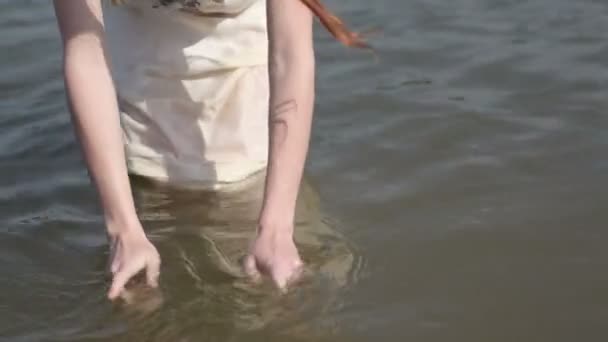 Ung kvinna i våta klänning — Stockvideo