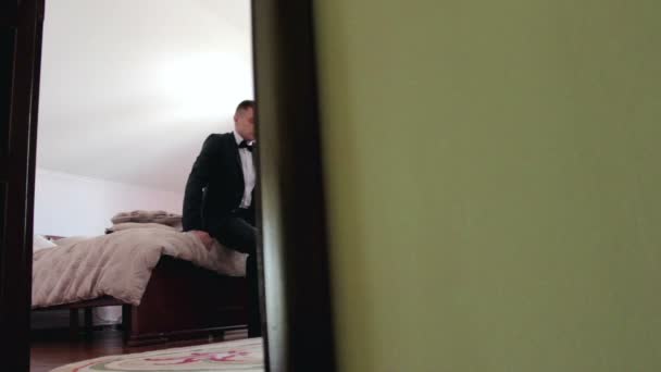Bruidegom verlaten kamer — Stockvideo