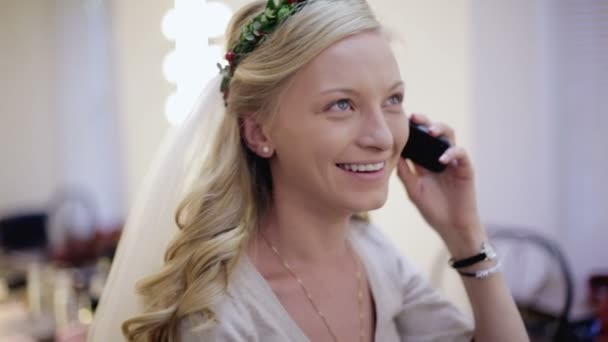 Невеста разговаривает по телефону — стоковое видео