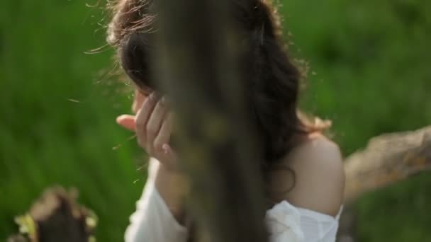 Mujer joven cerca del árbol — Vídeo de stock