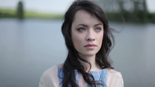 Fiatal nő, tó közelében — Stock videók