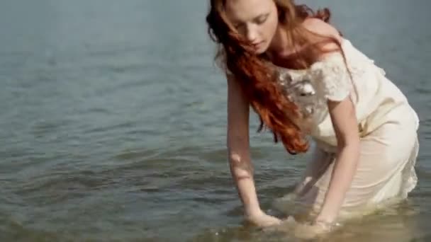 Молодая женщина в мокром платье — стоковое видео