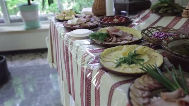 Piatti con Antipasti in tavola — Video Stock