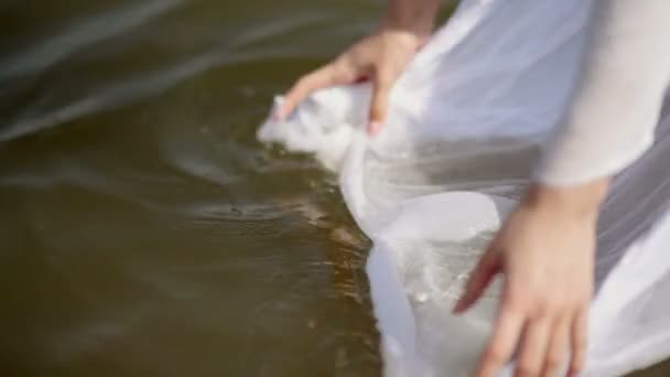 Junge Frau im nassen Kleid — Stockvideo