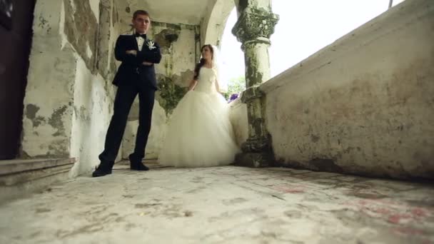 Braut und Bräutigam am Hochzeitstag — Stockvideo