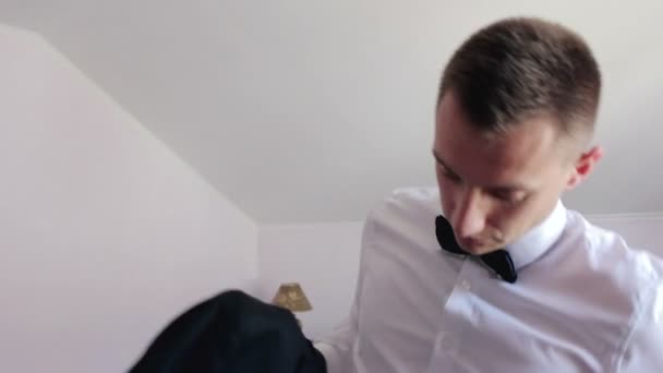 Brudgummen bär jacka — Stockvideo