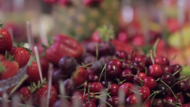 Beeren und Ananas auf dem Tisch — Stockvideo