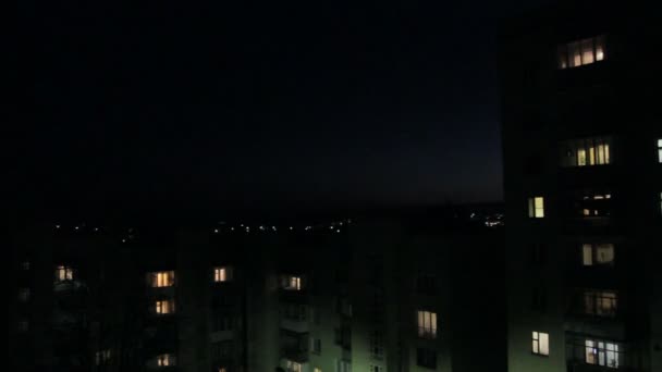 Темная ночь в городе — стоковое видео