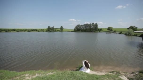 Giovane donna vicino al lago — Video Stock