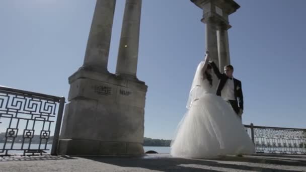 Bride and groom dancing together — Stock Video