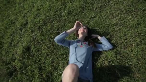 Jonge vrouw in het veld — Stockvideo