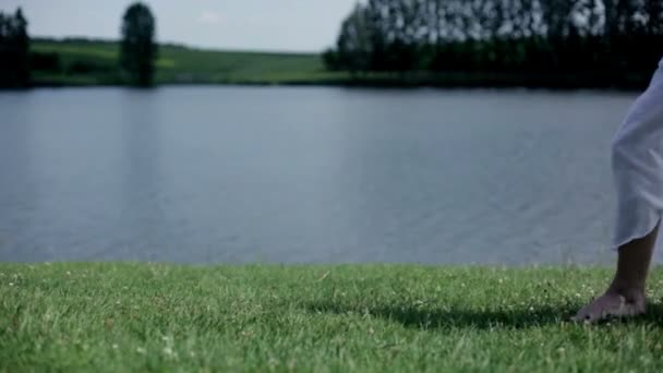 Jonge vrouw dansen in de buurt van lake — Stockvideo