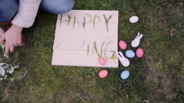 mains préparant des décorations de printemps 