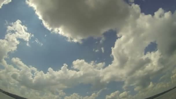 Weiße Wolken am Himmel — Stockvideo