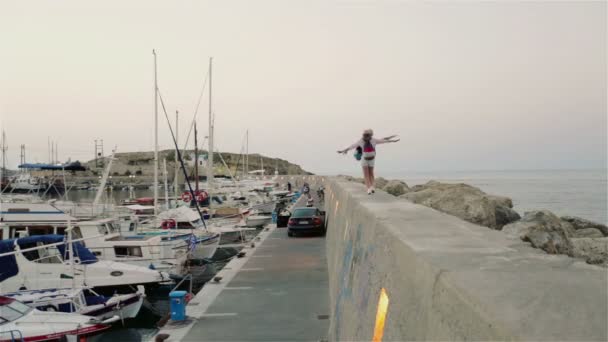 Pareja huyendo en muelle — Vídeo de stock