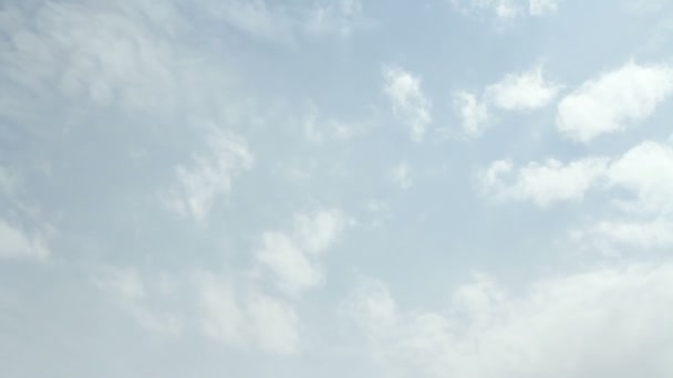 Nuages blancs sur le ciel 