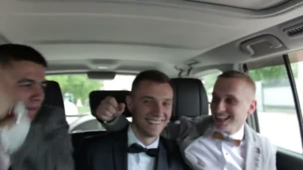 Bruidegom met vrienden In auto — Stockvideo