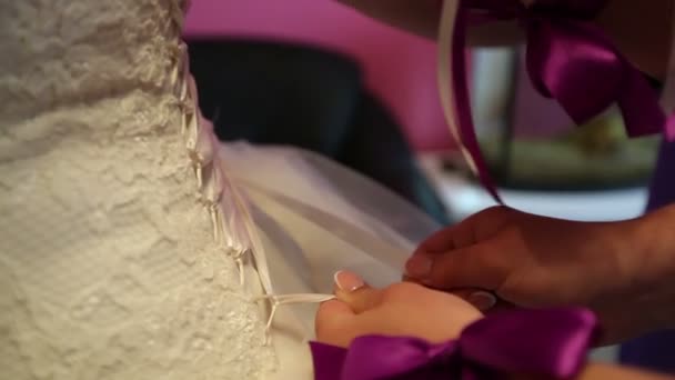 Družičky pomáhají nevěsta — Stock video