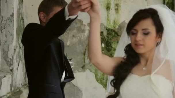 Наречений і наречений танцюють разом — стокове відео