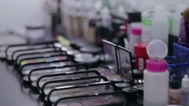 Profesionální kosmetička pracovní — Stock video