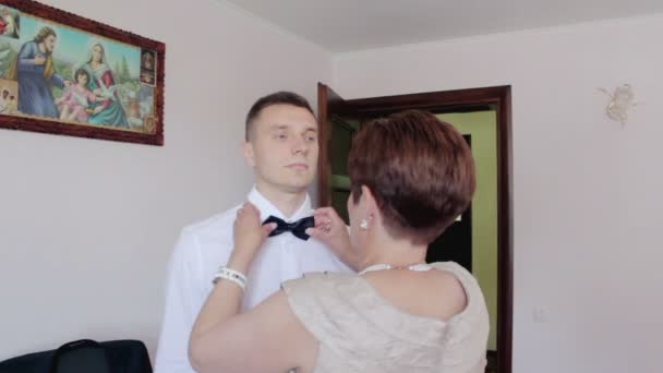 Noivo mãe endireitando arco gravata — Vídeo de Stock
