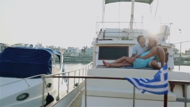 Pareja teniendo romántico viaje — Vídeo de stock