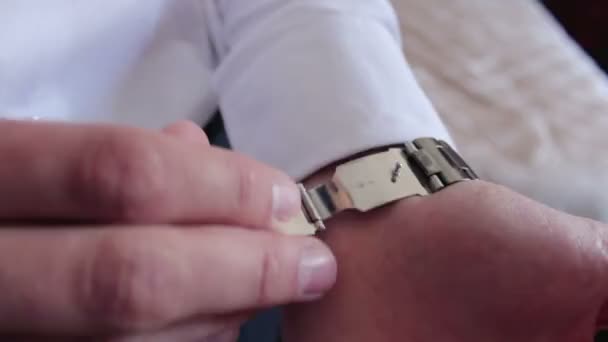 Homme mettre sur la montre — Video